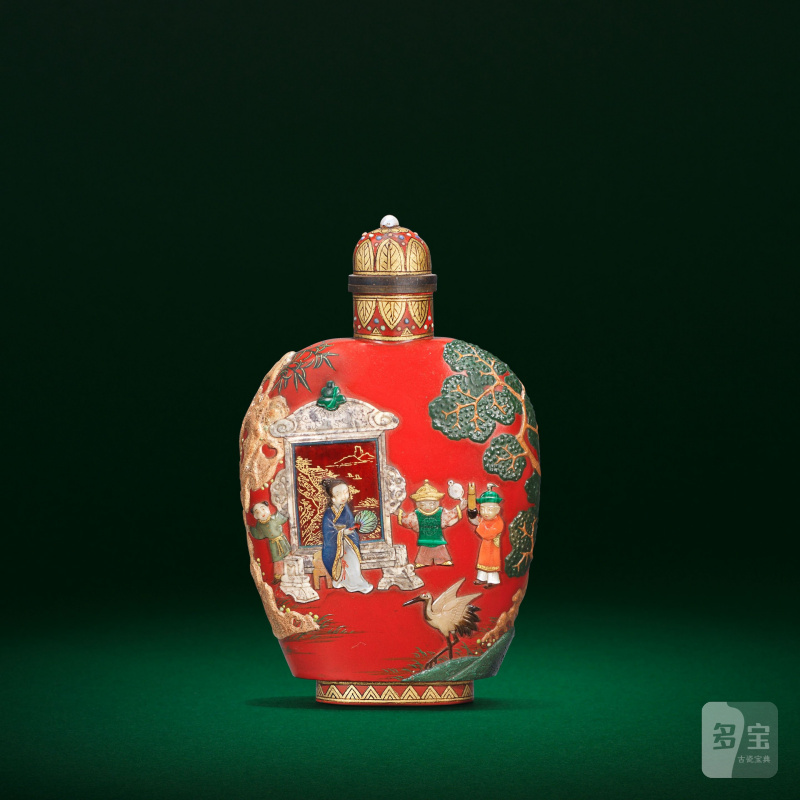 明治時期 紅漆嵌雜寶侍女嬰戲圖鼻煙壺 | A JAPANESE INLAID-LACQUER 'GARDEN SCENE' SNUFF BOTTLE AND COVER - 图2